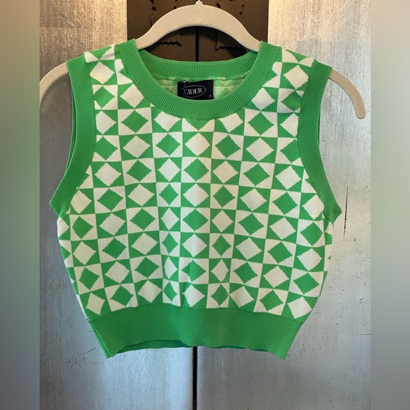 Crop vest. - Picture 1 of 3